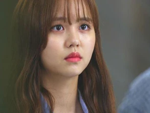 Đang dắt tay cô dâu lên lễ đường, chú rể được một người lạ nhét cho tờ giấy hé lộ bí mật của vợ