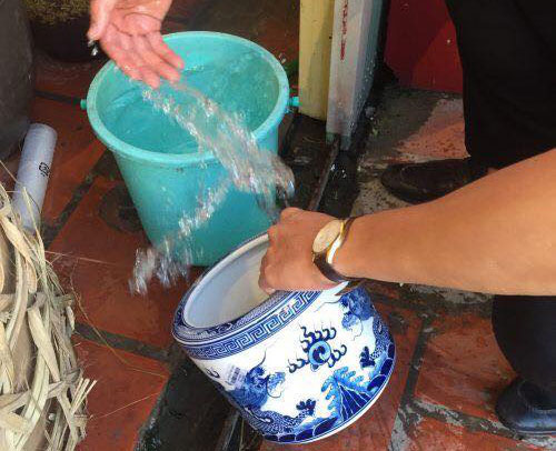 Hăng hái mang bát hương nhà bạn trai ra lau dọn, cô gái bị "mắng té tát" vì lý do này