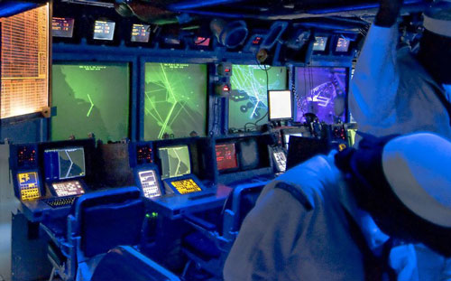 Hai người lạ ép Hải quân Mỹ giấu việc chạm mặt UFO?