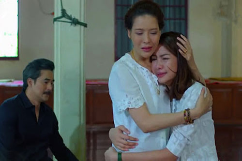 Sinh con xong về thấy nhà đang căng bạt, dựng rạp em tưởng ăn mừng to, ai ngờ khăn tang trắng cả sân