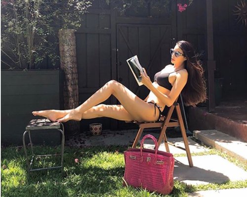 Ở nhà tránh dịch, sao Việt vẫn mê chưng diện