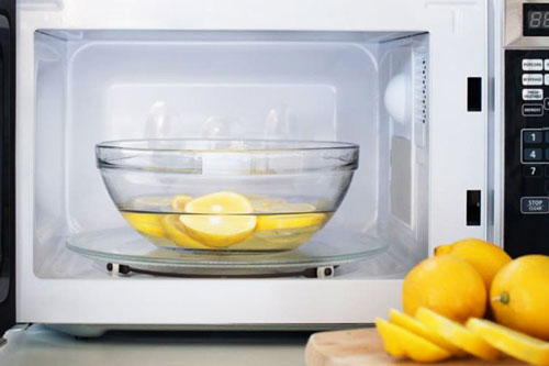 Cách loại sạch mùi hôi vết bẩn trong lò vi sóng chỉ trong 'một nốt nhạc'