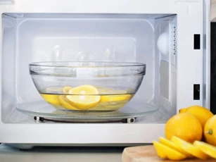 Cách loại sạch mùi hôi vết bẩn trong lò vi sóng chỉ trong 'một nốt nhạc'