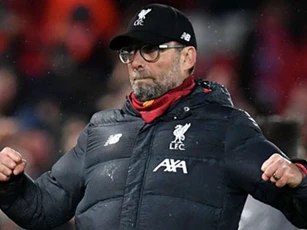 Người hâm mộ không được vào sân ăn mừng Liverpool nâng cúp vô địch?