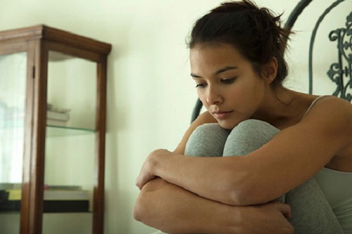 Đến nhà thông gia chăm con gái ở cữ mà nửa đêm mẹ tôi vẫn không được ngủ ngon giấc, tôi xót mẹ thì bị oán trách là ích kỷ