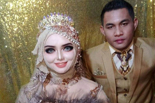 Chú rể và quan khách sợ "xanh mặt" khi thấy cô dâu bất ngờ làm điều kinh dị này trong đám cưới