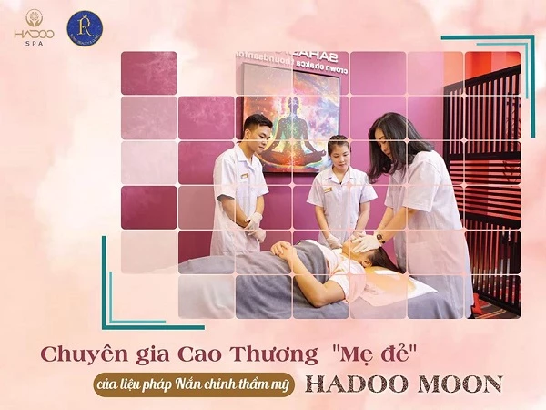 Chuyên gia Cao Thương đang thực hiện nắn chỉnh thẩm mỹ bằng tay trên mặt của khách hàng