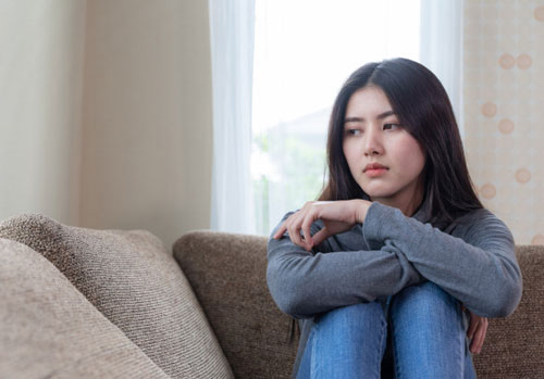 Đêm hôm khuya khoắt, vợ chồng tôi hốt hoảng khi thấy bố chồng ôm đồ đứng trước cửa nhà trong bộ dạng rũ rượi và hai mắt đỏ hoe