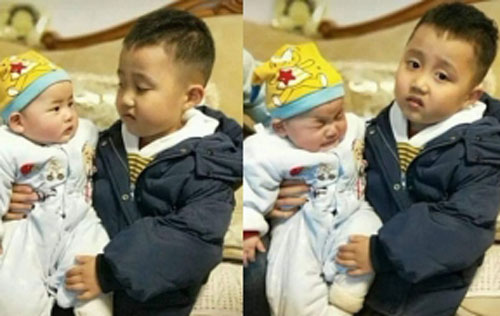 Được nhờ bế em nhưng anh trai lại có biểu cảm thế này khiến ai nấy đều cười "chảy nước mắt"