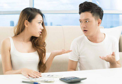 Chồng sắp cưới gần 40 tuổi nhưng vẫn đưa hết tiền cho mẹ giữ