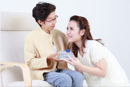 Nghe tin mẹ chồng ốm nặng khó qua, tôi lập tức xin về quê chăm sóc hòng hưởng thừa kế nhưng nghe bà nói thì đỏ mặt vì thẹn