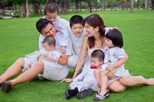 Hoa hậu được chồng đại gia tặng biệt thự 100 tỷ sinh con thứ 6