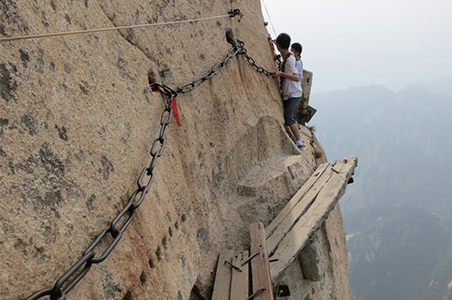 Chơi vơi sườn núi nơi cửa tử