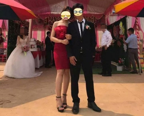 Chú rể tình tứ chụp ảnh cùng người yêu cũ, cô dâu ôm hoa uất hận đứng nhìn đằng sau