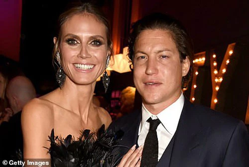 Vito Schnabel là doanh nhân nổi tiếng người Anh. Nhà môi giới nghệ thuật cũng là nhân vật có máu mặt của ngành thời trang, sở hữu nhiều phòng trưng bày nghệ thuật nổi tiếng. Dân trong nghề gọi anh là trai hư khét tiếng, từng qua lại với nhiều mỹ nhân nổi tiếng. Trước đó, anh đã có thời gian hẹn hò cùng siêu mẫu Heidi Klum trong thời gian từ 2014-2017.