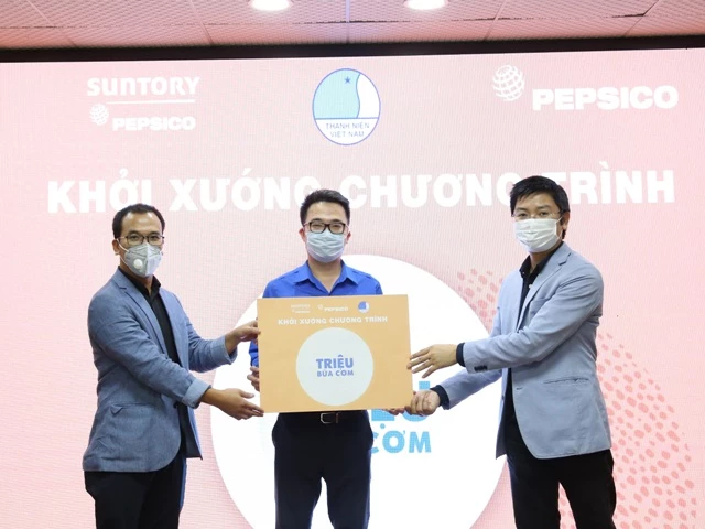 Lãnh đạo Công ty TNHH Nước Giải Khát Suntory PepsiCo và Công ty Thực phẩm PepsiCO Việt Nam trao biển tượng trưng triển khai chương trình "Triệu bữa ăn" cho Trung ương Hội LHTN Việt Nam.