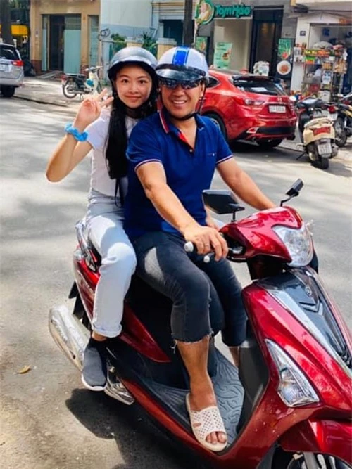 Hai bố con Quyền Linh viu vu bằng xe máy.