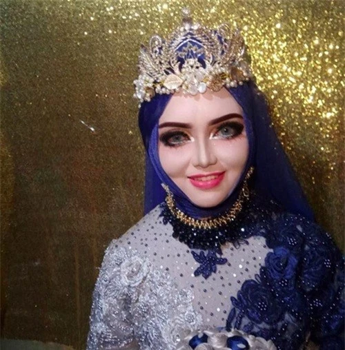 Cô dâu sau khi trang điểm thành búp bê barbie.