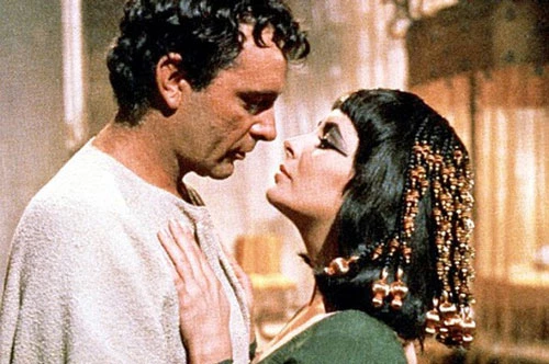 Cleopatra và Mark Antony: Mối tình của Nữ hoàng Ai Cập Cleopatra và tướng La Mã Mark Antony là một trong những chuyện tình cảm động nhất mọi thời đại. Hai nhân vật quyền lực, Cleopatra và Antony yêu nhau từ cái nhìn đầu tiên vào những năm 30 trước công nguyên. Chuyện tình của họ đã được dựng thành phim.