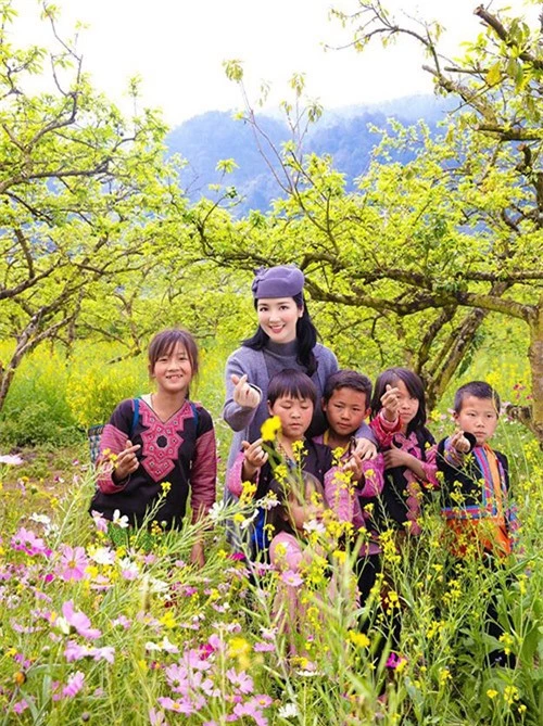 Giáng My rất vui khi có dịp gặp gỡ các em bé người dân tộc ở Mộc Châu. Mùa này vùng Tây Bắc đủ mọi loại hoa đang khoe sắc, cây cối xanh nơn mơn mởn rất đẹp.