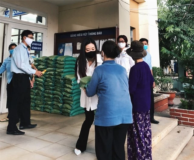Hoa hậu Hoàn vũ Việt Nam Khánh Vân trao 200 phần quà cho người dân tại TP.HCM - Ảnh 1.