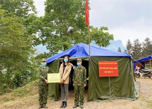 Hoa hậu Lương Thuỳ Linh tặng quà các chiến sĩ chống dịch tại cửa khẩu - Ảnh 2.