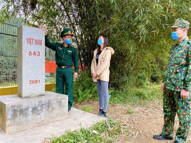 Hoa hậu Lương Thuỳ Linh tặng quà các chiến sĩ chống dịch tại cửa khẩu - Ảnh 5.
