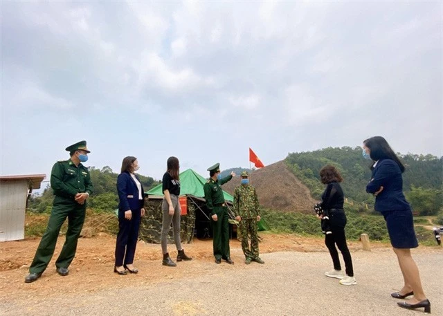 Hoa hậu Lương Thuỳ Linh tặng quà các chiến sĩ chống dịch tại cửa khẩu - Ảnh 6.