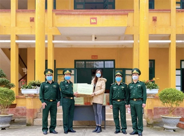 Hoa hậu Lương Thuỳ Linh tặng quà các chiến sĩ chống dịch tại cửa khẩu - Ảnh 7.