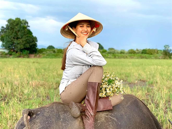 Người mẫu Việt gợi cảm, nổi tiếng về quê chăn trâu phụ giúp gia đình - Ảnh 1.