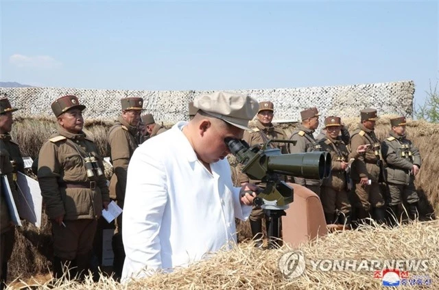Nhà lãnh đạo Triều Tiên Kim Jong-un thị sát tập trận - 2