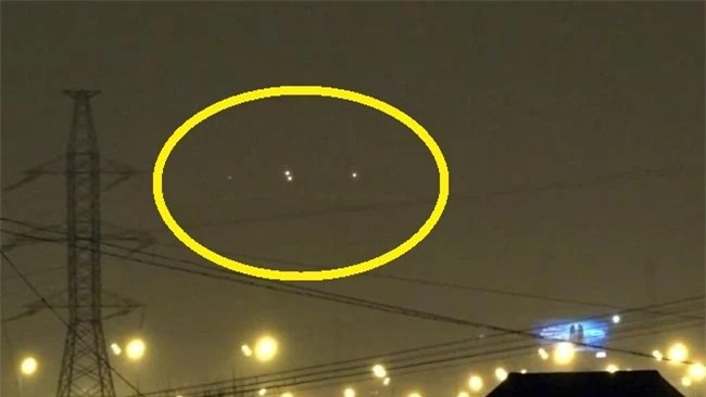 UFO phát sáng ‘dàn trận’ trên bầu trời nước Nga - ảnh 1