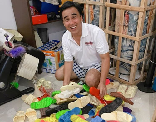 Bộ sưu tập dép tổ ong của MC Quyền Linh