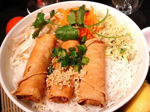 Bữa sáng ngon miệng, nhanh gọn với bún chả giò