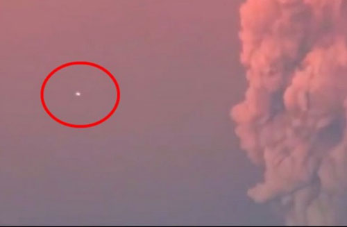 Phát hiện một vật thể bay gần núi lửa Calbuco khi nó đang phun trào