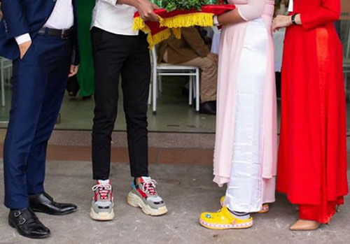 Lễ ăn hỏi sang trọng nhưng đôi nam nữ bê tráp lại ăn diện thứ này khiến ai cũng thương cô dâu, chú rể