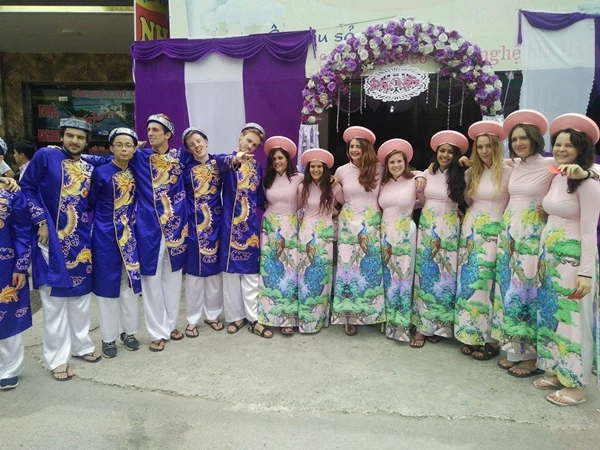   Những cô gái, chàng trai ngoại quốc trong trang phục áo dài truyền thống khiến dân mạng thích thú.