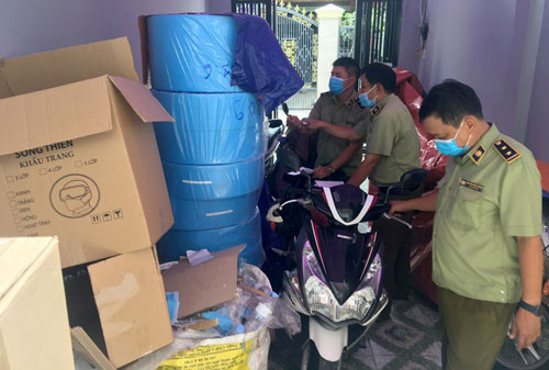 TP.HCM: Phát hiện cơ sở sản xuất hàng chục ngàn khẩu trang y tế kém chất lượng