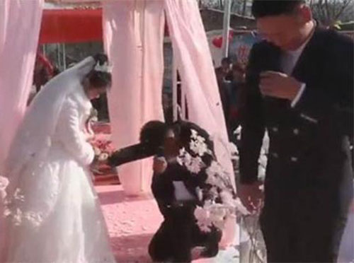 Đang cầu hôn, chú rể bất ngờ có hành động lạ khiến cô dâu "tái mặt", mọi người sững sờ