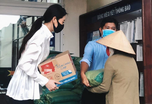 Hoa hậu Khánh Vân trao quà cho người gặp khó khăn tại TPHCM.