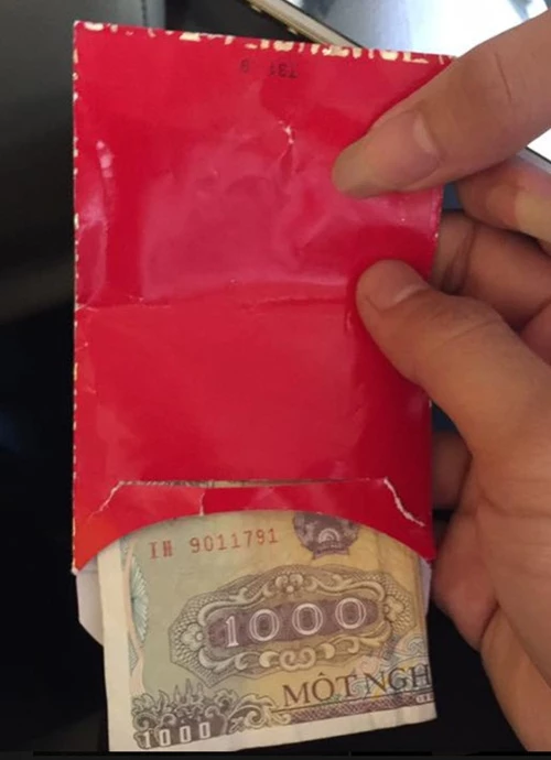 Chiếc phong bao lì xì mệnh giá 1.000 đồng khiến chàng trai bức xúc. Chiếc phong bao lì xì mệnh giá 1.000 đồng khiến chàng trai bức xúc.