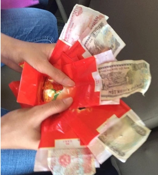 Cả 5 chàng trai té ngửa khi mở lì xì trao duyên thấy toàn tờ 5000 và 1.000 đồng. Cả 5 chàng trai té ngửa khi mở lì xì trao duyên thấy toàn tờ 5000 và 1.000 đồng.