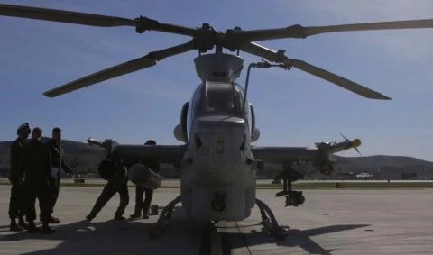 Lắp tên lửa cho trực thăng tấn côngAH-1Z Viper.
