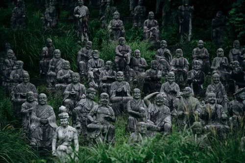 Hàng trăm bức tượng độc đáo được xếp thành hàng ở ngôi làng gần Osawano, Nhật Bản.