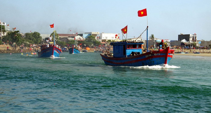 Xăng dầu giảm giá, ngư dân hối hả vươn khơi bám biển trong “bão” Covid-19