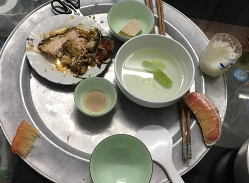 Đi làm về muộn, nhìn mâm cơm nhà chồng để phần mà cô gái không khỏi uất nghẹn
