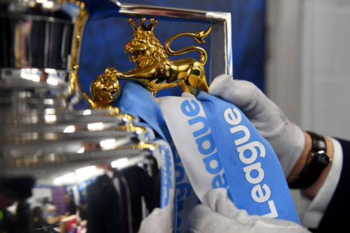 Những quan điểm khác nhau về việc giảm lương của các cầu thủ