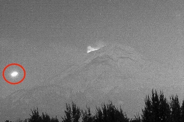 hình ảnh vật thể bay phát sáng như đĩa bay người ngoài hành tinh xuất hiện trên núi lửa Popocatepetl 