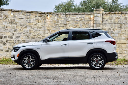 Kia Seltos cho Hyundai Santa Fe “ngửi khói”