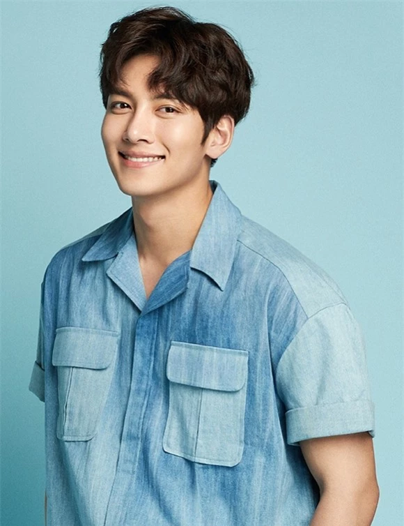 7. Ji Chang WookJi Chang Wook sinh năm 1987, nổi lên nhờ vai diễn trong phim Cười lên Dong Hae - một trong những tác phẩm ăn khách nhất tại Hàn Quốc nửa đầu năm 2011. Vai hoàng đế Ta Hwan trong Hoàng Hậu Ki là bệ phóng đưa anh trở thành sao hạng A với nhiều giải thưởng lớn. Sau này anh đóng Cứu thế, The K2, Thành phố ảo...